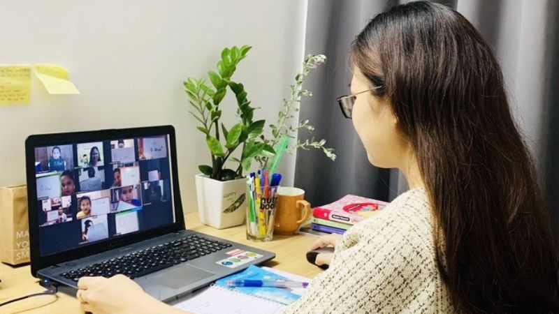Sinh viên sử dụng Wifi học online, làm bài trong phòng trọ