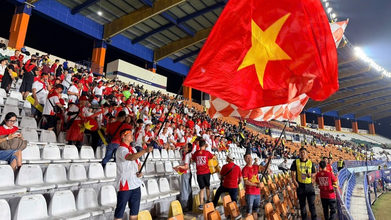 Không khí sôi động trên khán đài của CĐV Việt Nam