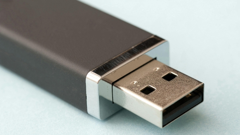 USB Wifi được cắm vào cổng USB của máy tính để bổ sung khả năng kết nối Internet