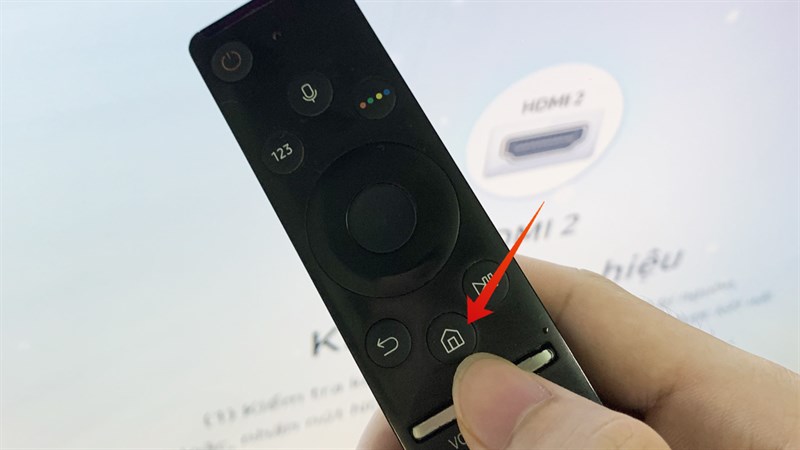 Mở giao diện chính của tivi bằng nút Home/Menu trên remote