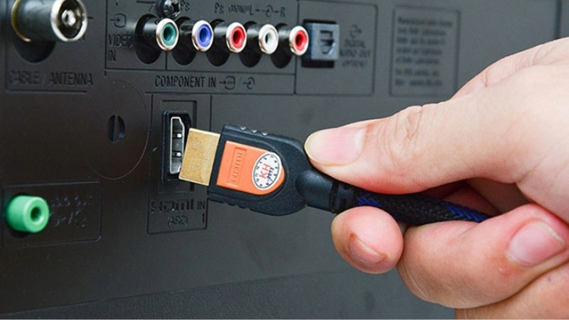 Dây cáp kết nối lỏng là một trong những nguyên nhân phổ biến nhất khiến tivi bị đen màn hình