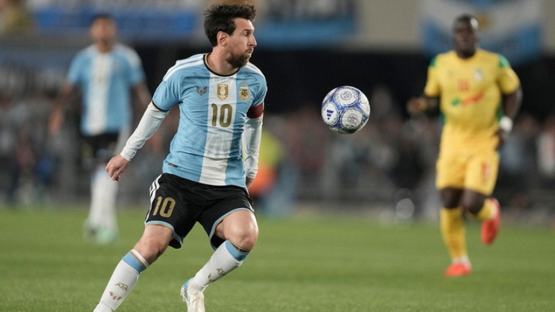 Messi liên tục tạo ra những tình huống nguy hiểm trong hiệp một