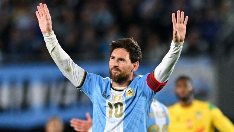 Messi thực hiện thành công cú phạt đền 11m