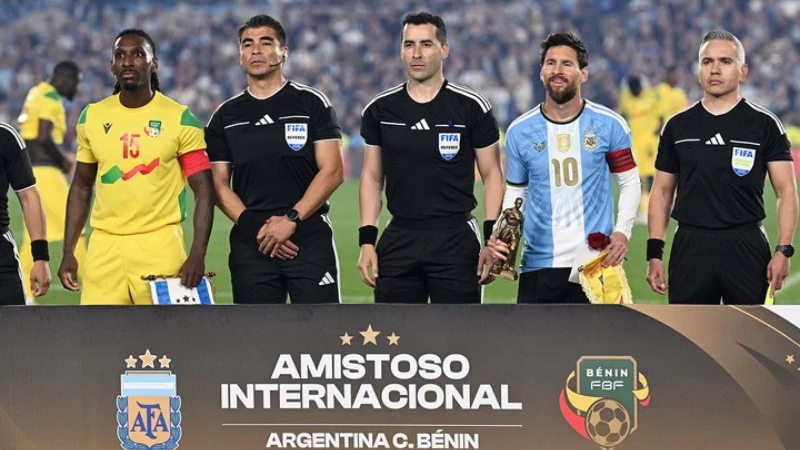 Messi nhận quà từ Benin trước khi bước vào trận
