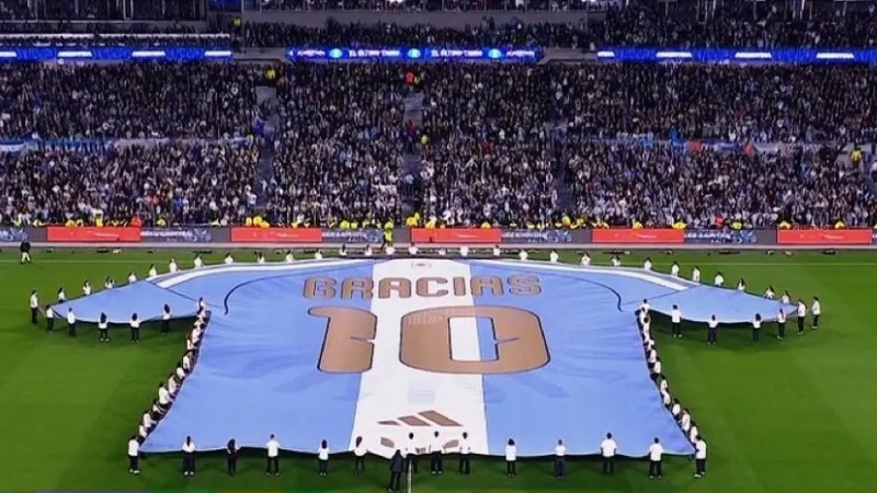 Chiếc áo Gracias 10 khổng lồ dành riêng cho huyền thoại Messi