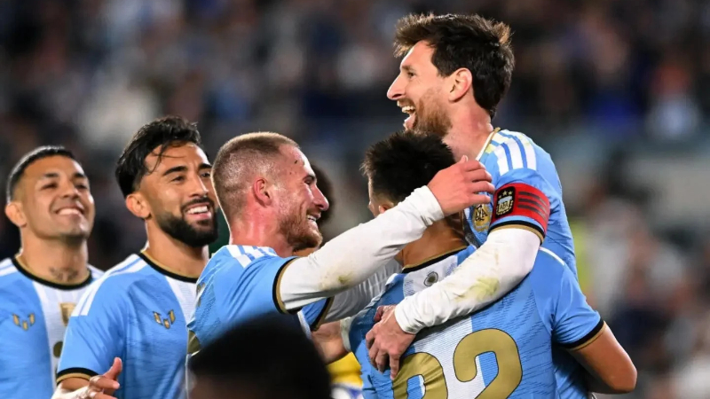 Messi ăn mừng bàn thắng cùng các đồng đội Argentina lần cuối