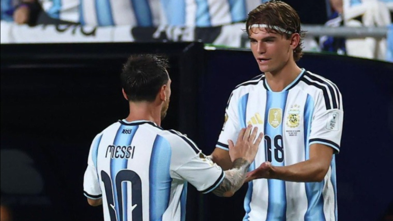 Nico Paz vào sân ở hiệp 2, người được dự đoán sẽ kế thừa chiếc áo số 10 của Messi