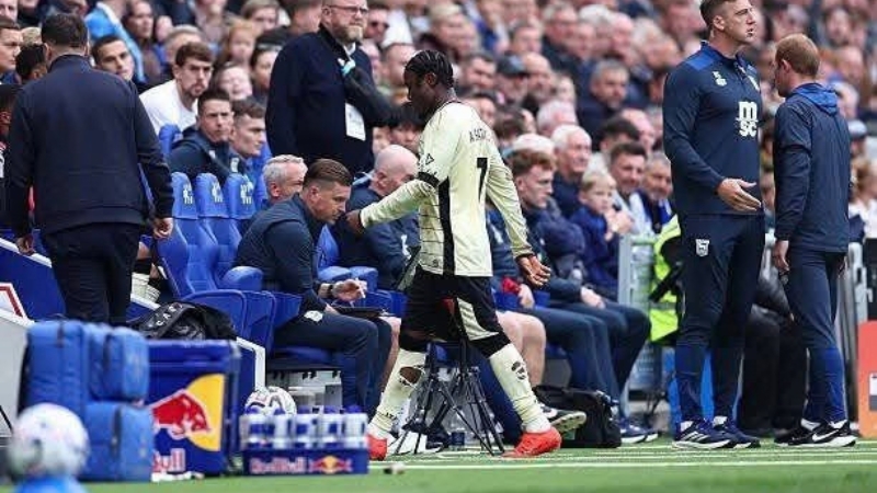 Fatawu rời sân trong trận Ipswich vs Everton vì nhận thẻ đỏ
