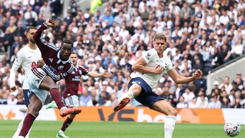 Nicolas Jackson bắt volley đẹp mắt, nhân đôi cách biệt cho Aston Villa trong trận gặp Tottenham ngày 19/9