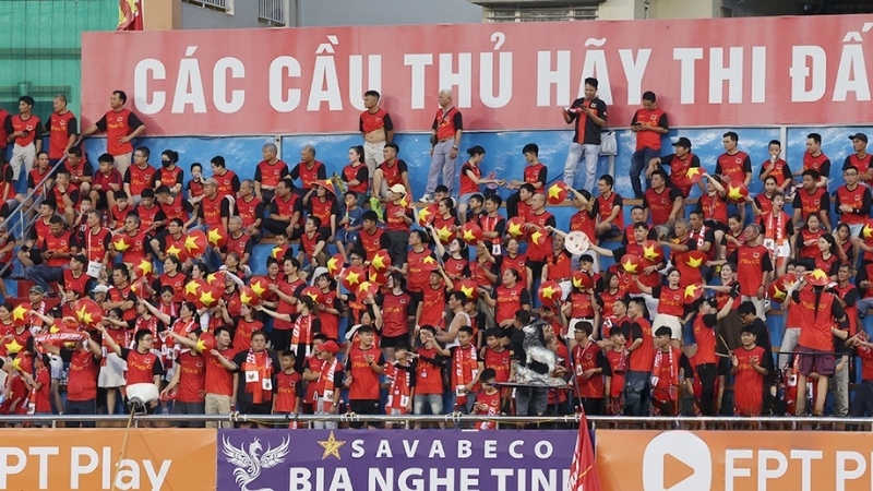 Khán giả cổ vũ cho trận chung kết V-League 2025/26