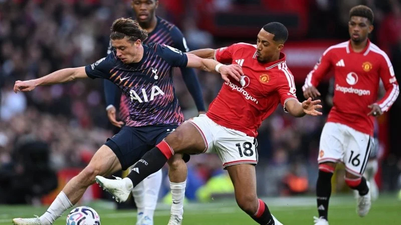 MU có trận hòa đầy tiếc nuối trước Spurs dù chơi hơn người