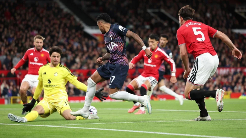 Man Utd chia điểm với Tottenham dù đối thủ có thời điểm thi đấu thiếu người
