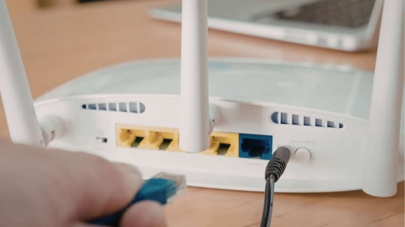 Cắm dây LAN vào 2 đầu thiết bị để kết nối TV với wifi