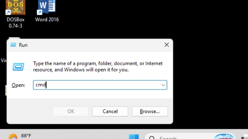 Nhấn tổ hợp Windows + R, sau đó nhập cmd và nhấn Enter