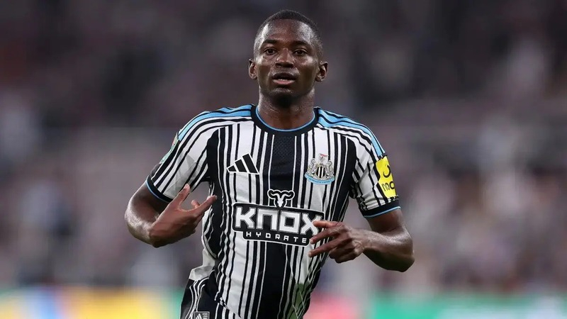 Toure gặp chấn thương ngay sau trận Newcastle để thua Coventry