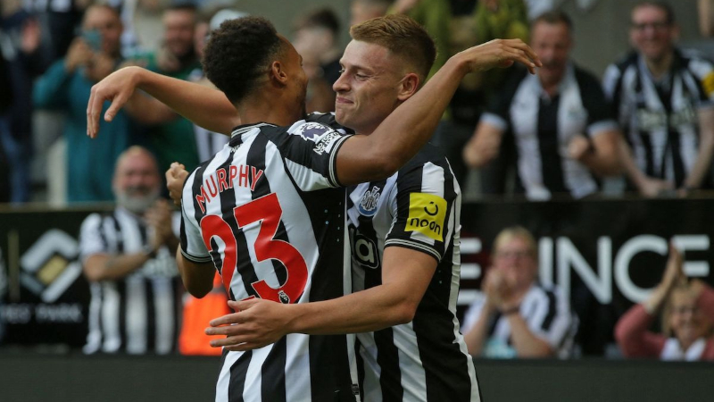 Bộ đôi hành lang cánh của Newcastle