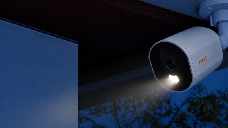 FPT Camera IQ4S tích hợp hồng ngoại 30m, cùng đèn Floodlight trợ sáng