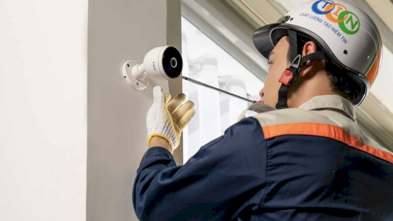 Kỹ thuật viên FPT hỗ trợ khách hàng lắp đặt Camera nhiệt tình, nhanh chóng