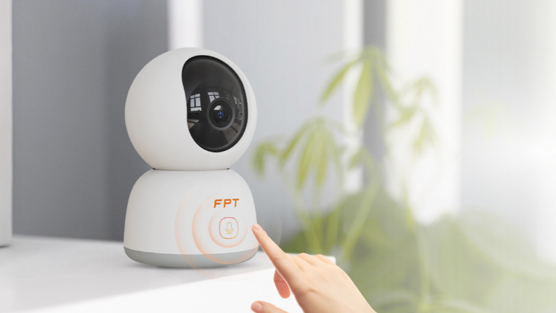 Camera FPT Play 4 hỗ trợ đàm thoại 2 chiều và nút bấm đàm thoại chủ động trên thiết bị
