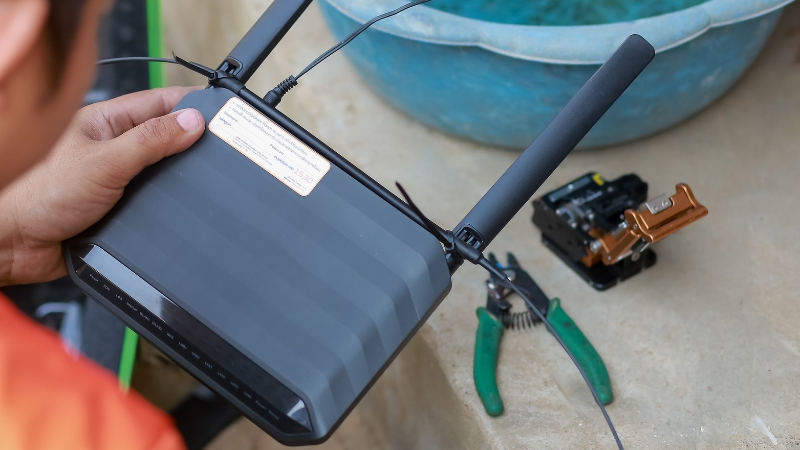 Cáp quang bị đứt là một trong những nguyên nhân khiến cục phát Wifi không có mạng