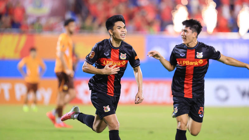 Ninh Bình FC vươn lên dẫn đầu tại vòng 4 V-League