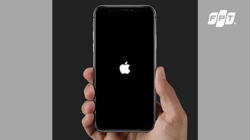 Màn hình logo Apple khi iPhone khởi động lại