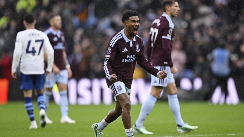 Aston Villa thi đấu với Fulham tại Villa Park