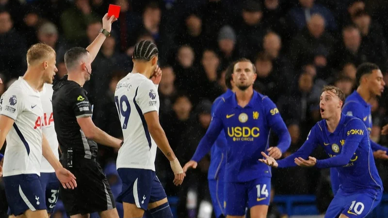 Thẻ đỏ khiến Chelsea thi đấu bế tắc và không thể tìm bàn gỡ