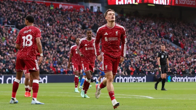 The Kop vượt khó để trở lại Top 4