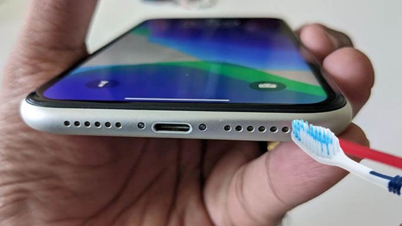 Vệ sinh lưới loa iPhone bằng bàn chải mềm
