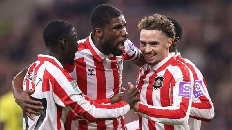 Sunderland bước vào tứ kết Carabao Cup sau chiến thắng trước Brentford