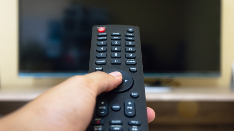 Nhấn nút home trên điều khiển tivi và di chuyển đến mục Tìm kiếm