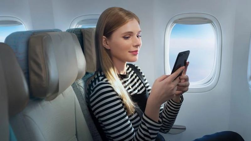 Hành khách sử dụng WiFi trên máy bay