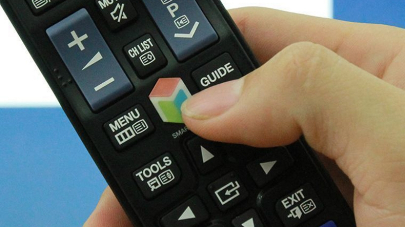 Nhấn Smart Hub trên TV đời cũ