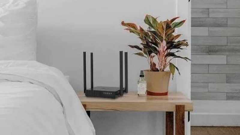 Bạn nên tránh đặt sát đầu giường như trong ảnh