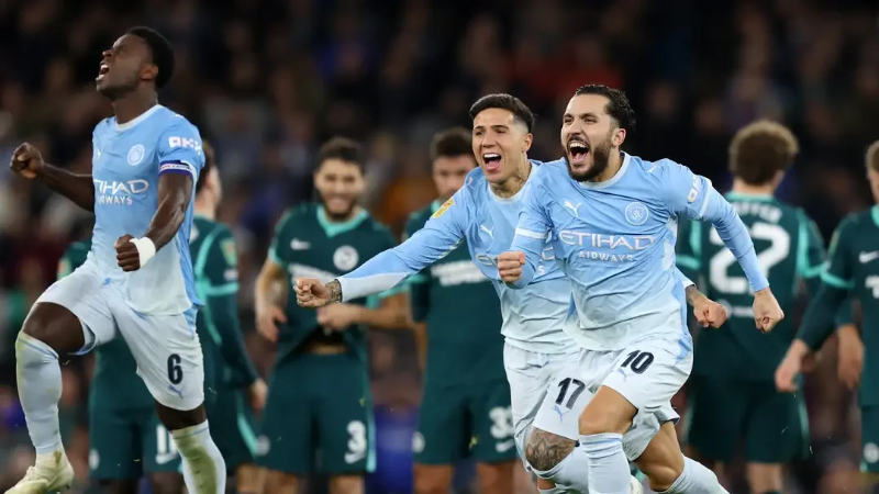 Man City vượt qua Brighton trên chấm luân lưu sau màn rượt đuổi tỷ số tại Etihad