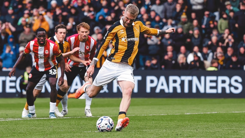 Ollie McBurnie ghi bàn trên chấm phạt đền trong trận Hull City hòa Brentford 1-1