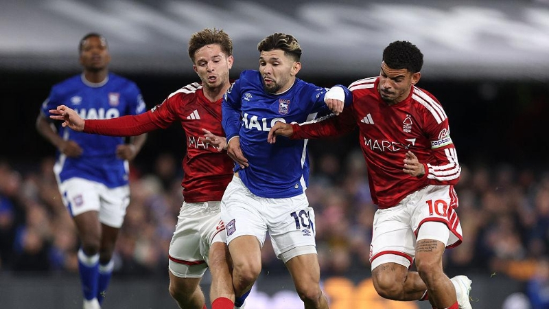 Julio Enciso tranh chấp bóng trong trận Ipswich hòa Nottingham Forest 1-1