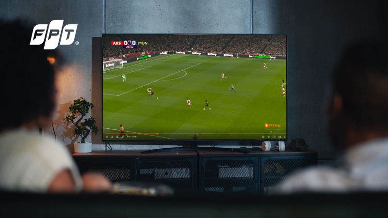 Xem Ngoại hạng Anh ở nhà cùng bạn bè với gia đình trên FPT Play