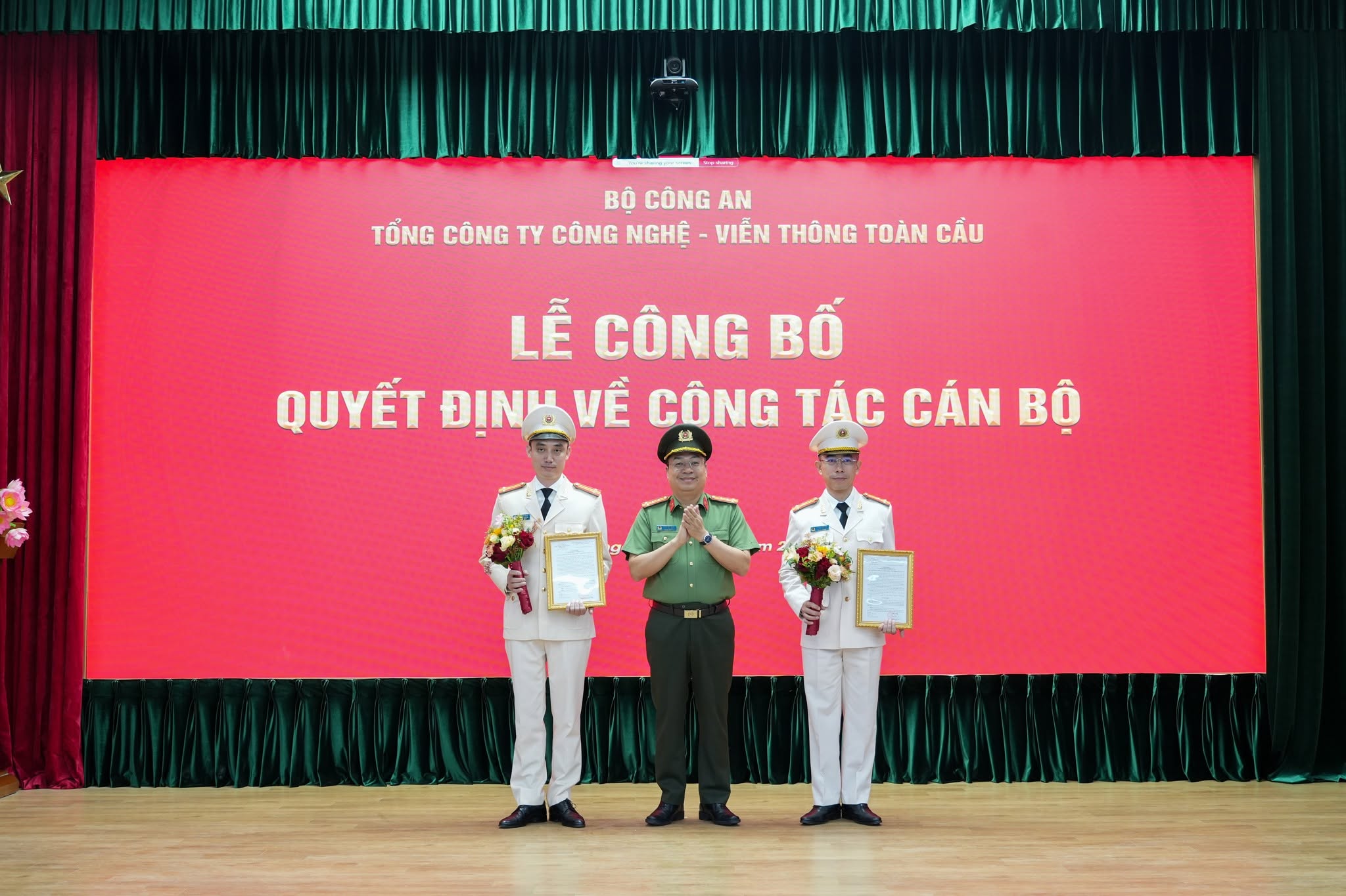 Đại tá Lương Đức Minh trao quyết định Thượng tá Hoàng Việt Anh và Trung tá Điền Văn Kiên giữ chức vụ Phó Tổng Giám đốc Tổng công ty GTEL.
