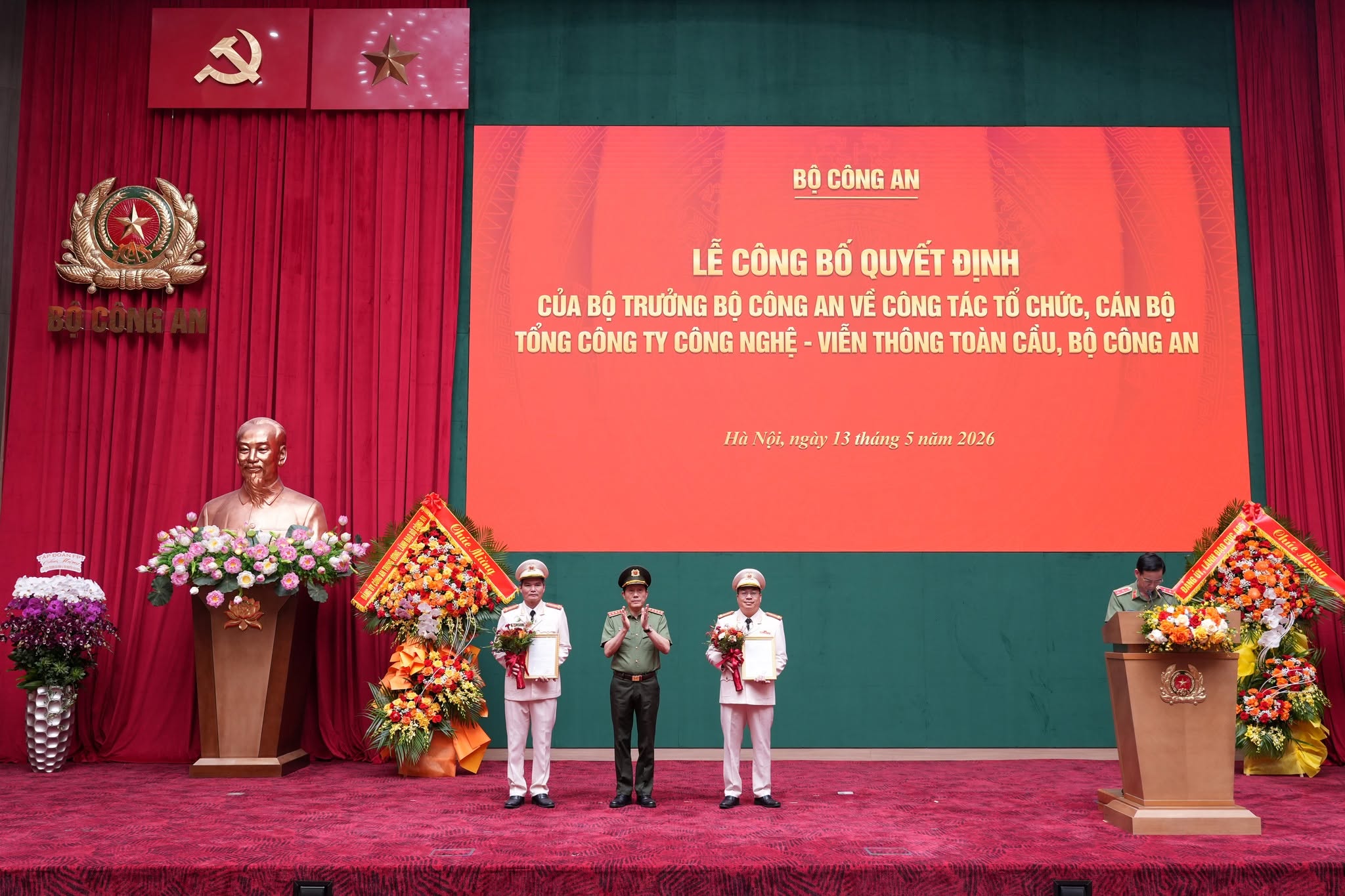 Bộ trưởng Lương Tam Quang trao Quyết định của Bộ trưởng Bộ Công an về công tác cán bộ của Tổng công ty GTEL.
