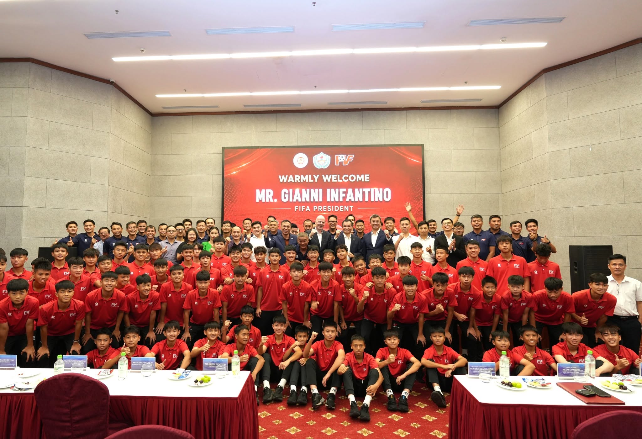 Chủ tịch FIFA Gianni Infantino thăm Trung tâm đào tạo bóng đá trẻ PVF