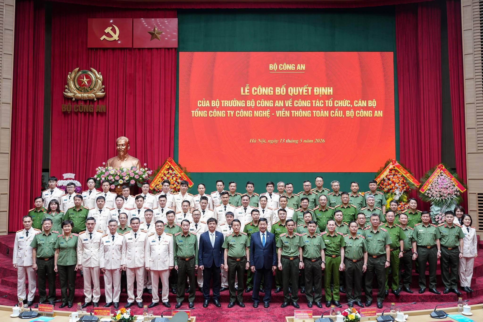 Bộ trưởng Lương Tam Quang cùng các đại biểu và lãnh đạo, cán bộ, chiến sĩ của Tổng công ty GTEL.