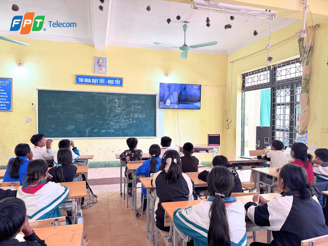các em học sinh vui vẻ học tập bằng tv lg và kết nối mạng fpt mượt mà