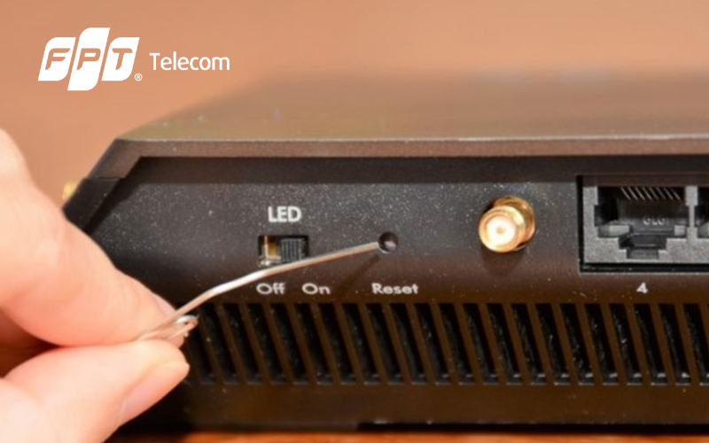 nhấn nút reset modem wifi