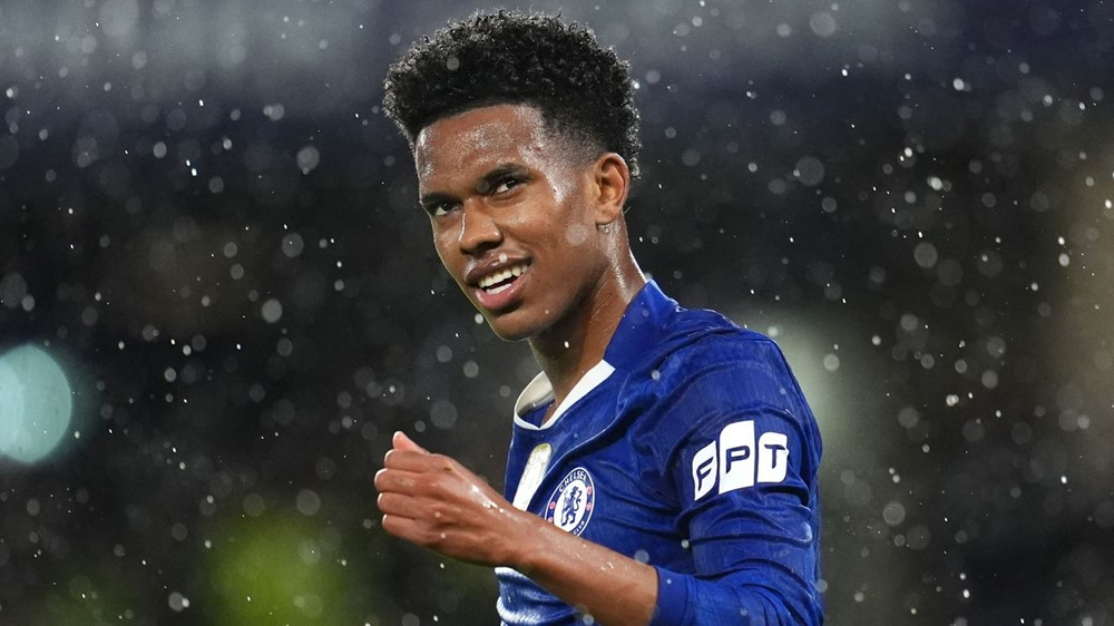cầu thủ chelsea mặc áo có logo fpt