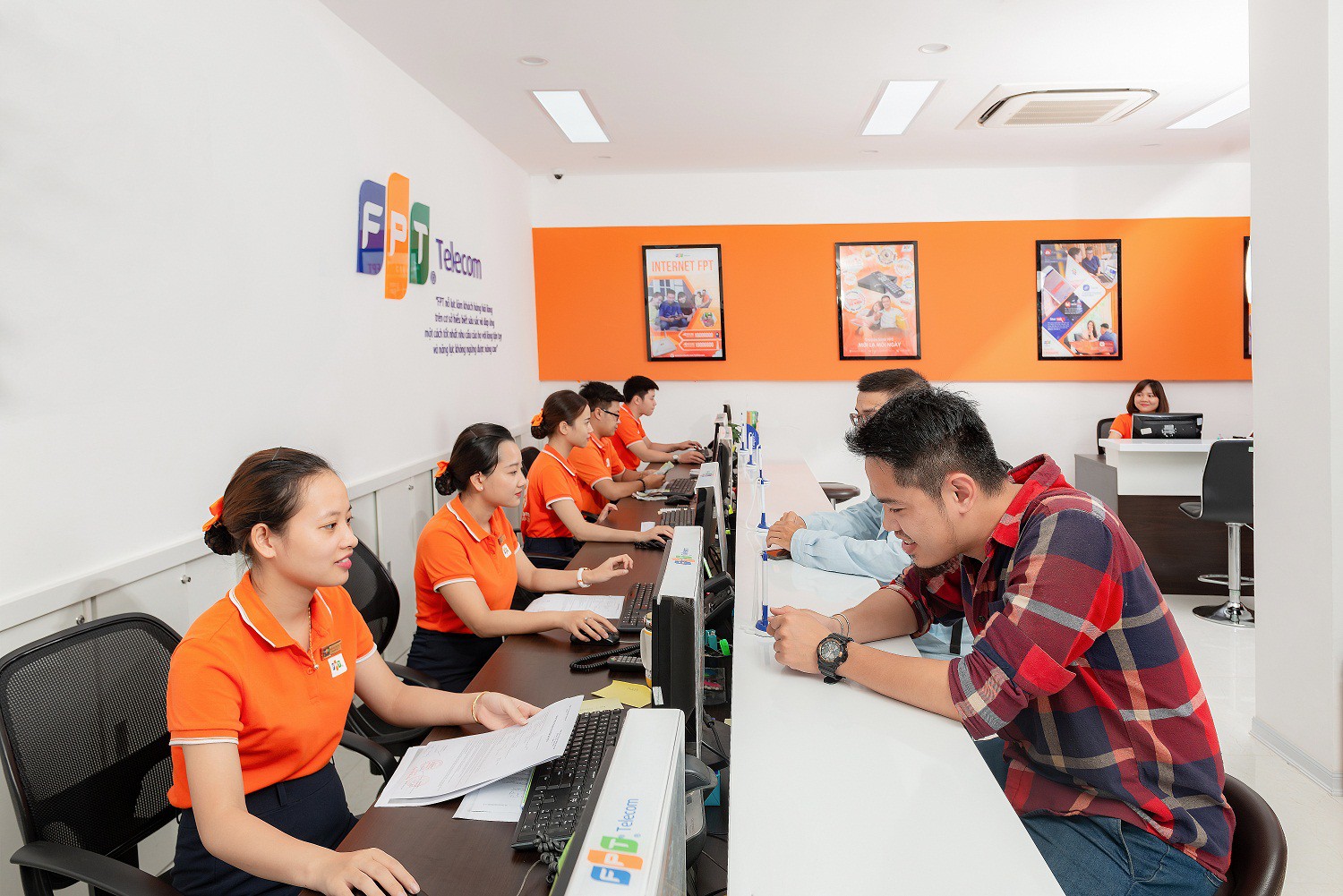 nhân viên chăm sóc khách hàng phòng giao dịch fpt telecom