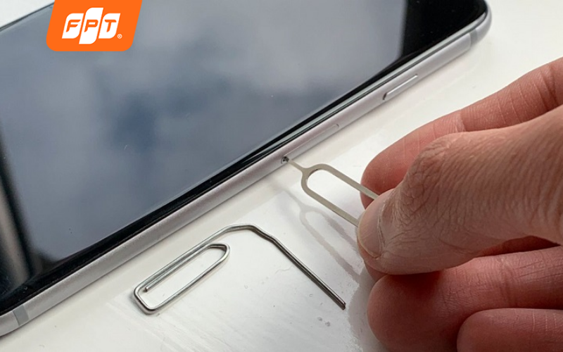Tháo, vệ sinh và lắp lại thẻ SIM