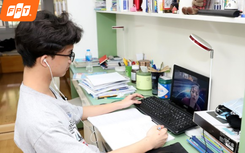 tựu trường là gì