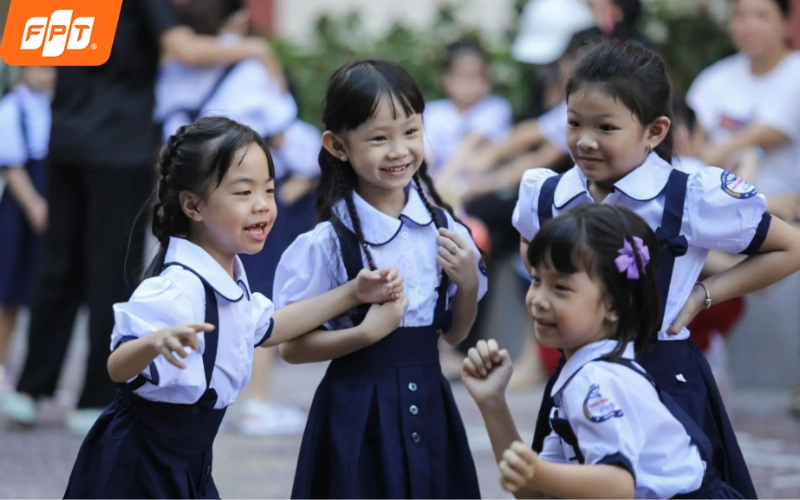 Các em học sinh chơi đùa vui vẻ trong buổi tựu trường